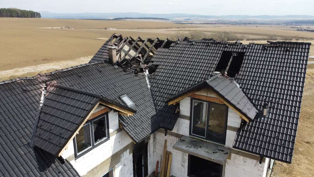 Drohne über Dachfläche – Schadensaufnahme aus der Luft